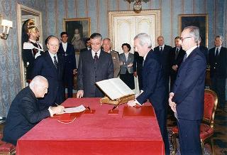 Giuramento dei nuovi ministri di Grazia e giustizia e del Bilancio e della programmazione economica, rispettivamente il prof. Vincenzo Caianiello e il prof. Mario Arcelli