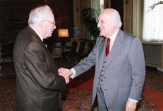 Il Presidente della Repubblica Oscar Luigi Scalfaro riceve la visita dell'ing. Antonio Del Boca, presidente della Fondazione "Omar", con il colonnello Cesare Ferrara