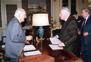 Il Presidente della Repubblica Oscar Luigi Scalfaro riceve la visita dell'ing. Antonio Del Boca, presidente della Fondazione "Omar", con il colonnello Cesare Ferrara
