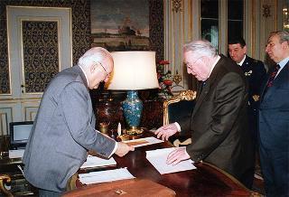 Il Presidente della Repubblica Oscar Luigi Scalfaro riceve la visita dell'ing. Antonio Del Boca, presidente della Fondazione "Omar", con il colonnello Cesare Ferrara