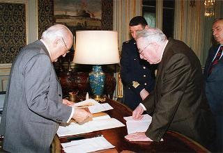 Il Presidente della Repubblica Oscar Luigi Scalfaro riceve la visita dell'ing. Antonio Del Boca, presidente della Fondazione "Omar", con il colonnello Cesare Ferrara