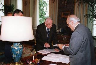 Il Presidente della Repubblica Oscar Luigi Scalfaro riceve la visita dell'ing. Antonio Del Boca, presidente della Fondazione "Omar", con il colonnello Cesare Ferrara