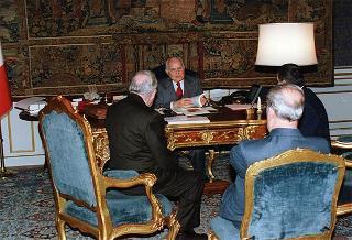 Il Presidente della Repubblica Oscar Luigi Scalfaro riceve la visita dell'ing. Antonio Del Boca, presidente della Fondazione "Omar", con il colonnello Cesare Ferrara