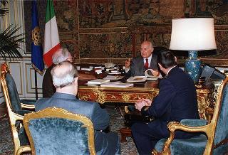 Il Presidente della Repubblica Oscar Luigi Scalfaro riceve la visita dell'ing. Antonio Del Boca, presidente della Fondazione "Omar", con il colonnello Cesare Ferrara