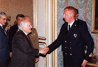 Il Presidente della Repubblica Oscar Luigi Scalfaro riceve in udienza una delegazione di ufficiali e marinai della Compagnia servizi d'onore del Comando Marina, in servizio di guardia d'onore al Palazzo del Quirinale