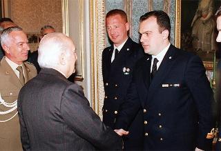 Il Presidente della Repubblica Oscar Luigi Scalfaro riceve in udienza una delegazione di ufficiali e marinai della Compagnia servizi d'onore del Comando Marina, in servizio di guardia d'onore al Palazzo del Quirinale