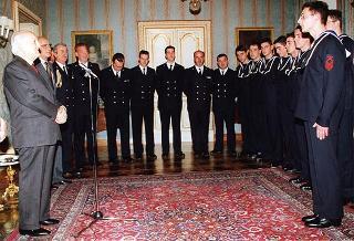 Il Presidente della Repubblica Oscar Luigi Scalfaro riceve in udienza una delegazione di ufficiali e marinai della Compagnia servizi d'onore del Comando Marina, in servizio di guardia d'onore al Palazzo del Quirinale