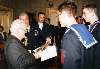 Il Presidente della Repubblica Oscar Luigi Scalfaro riceve in udienza una delegazione di ufficiali e marinai della Compagnia servizi d'onore del Comando Marina, in servizio di guardia d'onore al Palazzo del Quirinale