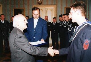 Il Presidente della Repubblica Oscar Luigi Scalfaro riceve in udienza una delegazione di ufficiali e marinai della Compagnia servizi d'onore del Comando Marina, in servizio di guardia d'onore al Palazzo del Quirinale