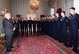 Il Presidente della Repubblica Oscar Luigi Scalfaro riceve in udienza una delegazione di ufficiali e marinai della Compagnia servizi d'onore del Comando Marina, in servizio di guardia d'onore al Palazzo del Quirinale