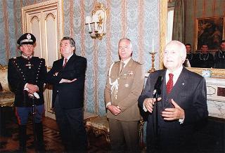 Il Presidente della Repubblica Oscar Luigi Scalfaro riceve in udienza una delegazione di ufficiali e marinai della Compagnia servizi d'onore del Comando Marina, in servizio di guardia d'onore al Palazzo del Quirinale
