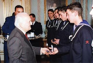 Il Presidente della Repubblica Oscar Luigi Scalfaro riceve in udienza una delegazione di ufficiali e marinai della Compagnia servizi d'onore del Comando Marina, in servizio di guardia d'onore al Palazzo del Quirinale