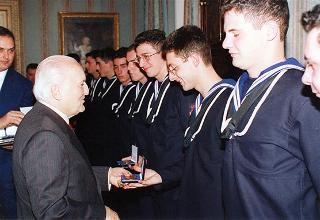Il Presidente della Repubblica Oscar Luigi Scalfaro riceve in udienza una delegazione di ufficiali e marinai della Compagnia servizi d'onore del Comando Marina, in servizio di guardia d'onore al Palazzo del Quirinale