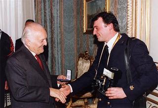 Il Presidente della Repubblica Oscar Luigi Scalfaro riceve in udienza una delegazione di ufficiali e marinai della Compagnia servizi d'onore del Comando Marina, in servizio di guardia d'onore al Palazzo del Quirinale