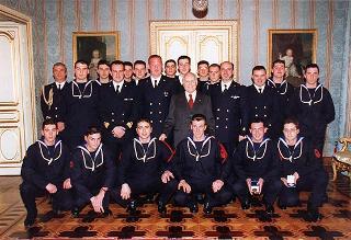 Il Presidente della Repubblica Oscar Luigi Scalfaro riceve in udienza una delegazione di ufficiali e marinai della Compagnia servizi d'onore del Comando Marina, in servizio di guardia d'onore al Palazzo del Quirinale