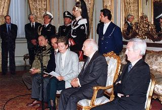 Il Presidente della Repubblica Oscar Luigi Scalfaro riceve in udienza i genitori di Milena Bianchi e una delegazione del "Comitato per il ritorno di Milena"