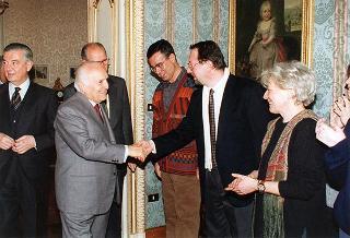 Il Presidente della Repubblica Oscar Luigi Scalfaro riceve in udienza del prof. Arcangelo Tagarelli, con una delegazione di studenti dell'Istituto tecnico commerciale di Pieve di Teco (IM)