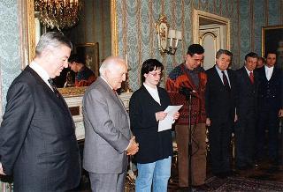 Il Presidente della Repubblica Oscar Luigi Scalfaro riceve in udienza del prof. Arcangelo Tagarelli, con una delegazione di studenti dell'Istituto tecnico commerciale di Pieve di Teco (IM)