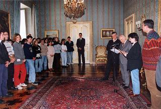 Il Presidente della Repubblica Oscar Luigi Scalfaro riceve in udienza del prof. Arcangelo Tagarelli, con una delegazione di studenti dell'Istituto tecnico commerciale di Pieve di Teco (IM)