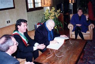 Visita del Presidente della Repubblica nella città di Prato in occasione della cerimonia di consegna della Medaglia d'argento al Valor Militare per attività partigiana al Gonfalone della città
