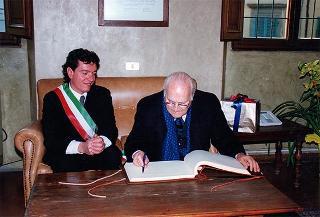 Visita del Presidente della Repubblica nella città di Prato in occasione della cerimonia di consegna della Medaglia d'argento al Valor Militare per attività partigiana al Gonfalone della città