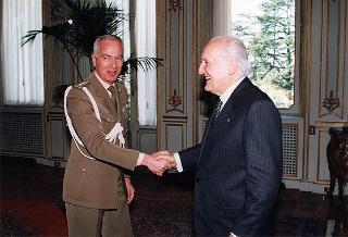Il Presidente della Repubblica Oscar Luigi Scalfaro riceve la visita del colonnello pilota uscente Domenico Sorrentino e del colonnello pilota entrante Franco Giuri, assistenti militari per l'Aeronautica del Presidente della Repubblica