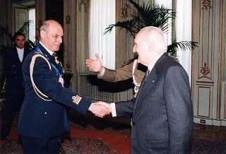 Il Presidente della Repubblica Oscar Luigi Scalfaro riceve la visita del colonnello pilota uscente Domenico Sorrentino e del colonnello pilota entrante Franco Giuri, assistenti militari per l'Aeronautica del Presidente della Repubblica