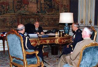 Il Presidente della Repubblica Oscar Luigi Scalfaro riceve la visita del colonnello pilota uscente Domenico Sorrentino e del colonnello pilota entrante Franco Giuri, assistenti militari per l'Aeronautica del Presidente della Repubblica