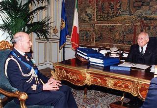 Il Presidente della Repubblica Oscar Luigi Scalfaro riceve la visita del colonnello pilota uscente Domenico Sorrentino e del colonnello pilota entrante Franco Giuri, assistenti militari per l'Aeronautica del Presidente della Repubblica