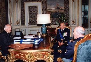Il Presidente della Repubblica Oscar Luigi Scalfaro riceve la visita del colonnello pilota uscente Domenico Sorrentino e del colonnello pilota entrante Franco Giuri, assistenti militari per l'Aeronautica del Presidente della Repubblica