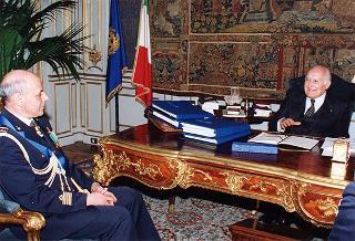 Il Presidente della Repubblica Oscar Luigi Scalfaro riceve la visita del colonnello pilota uscente Domenico Sorrentino e del colonnello pilota entrante Franco Giuri, assistenti militari per l'Aeronautica del Presidente della Repubblica