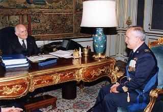Il Presidente della Repubblica Oscar Luigi Scalfaro riceve la visita del colonnello pilota uscente Domenico Sorrentino e del colonnello pilota entrante Franco Giuri, assistenti militari per l'Aeronautica del Presidente della Repubblica