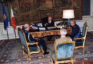 Il Presidente della Repubblica Oscar Luigi Scalfaro riceve la visita del colonnello pilota uscente Domenico Sorrentino e del colonnello pilota entrante Franco Giuri, assistenti militari per l'Aeronautica del Presidente della Repubblica