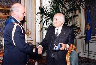 Il Presidente della Repubblica Oscar Luigi Scalfaro riceve la visita del colonnello pilota uscente Domenico Sorrentino e del colonnello pilota entrante Franco Giuri, assistenti militari per l'Aeronautica del Presidente della Repubblica
