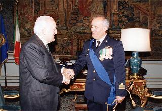 Il Presidente della Repubblica Oscar Luigi Scalfaro riceve la visita del colonnello pilota uscente Domenico Sorrentino e del colonnello pilota entrante Franco Giuri, assistenti militari per l'Aeronautica del Presidente della Repubblica