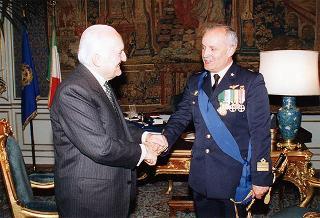 Il Presidente della Repubblica Oscar Luigi Scalfaro riceve la visita del colonnello pilota uscente Domenico Sorrentino e del colonnello pilota entrante Franco Giuri, assistenti militari per l'Aeronautica del Presidente della Repubblica