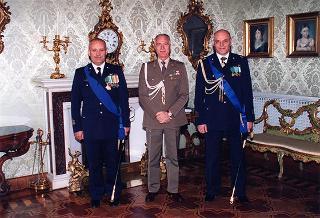 Il Presidente della Repubblica Oscar Luigi Scalfaro riceve la visita del colonnello pilota uscente Domenico Sorrentino e del colonnello pilota entrante Franco Giuri, assistenti militari per l'Aeronautica del Presidente della Repubblica