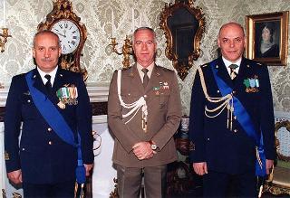 Il Presidente della Repubblica Oscar Luigi Scalfaro riceve la visita del colonnello pilota uscente Domenico Sorrentino e del colonnello pilota entrante Franco Giuri, assistenti militari per l'Aeronautica del Presidente della Repubblica