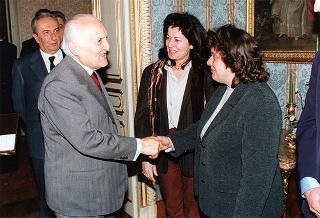 Il Presidente della Repubblica Oscar Luigi Scalfaro riceve in udienza una delegazione di studenti dell'Istituto tecnico commerciale "O. F. Mossotti" di Novara