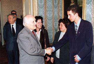 Il Presidente della Repubblica Oscar Luigi Scalfaro riceve in udienza una delegazione di studenti dell'Istituto tecnico commerciale "O. F. Mossotti" di Novara