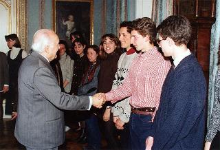Il Presidente della Repubblica Oscar Luigi Scalfaro riceve in udienza una delegazione di studenti dell'Istituto tecnico commerciale "O. F. Mossotti" di Novara