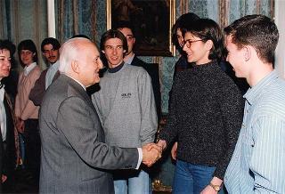 Il Presidente della Repubblica Oscar Luigi Scalfaro riceve in udienza una delegazione di studenti dell'Istituto tecnico commerciale "O. F. Mossotti" di Novara