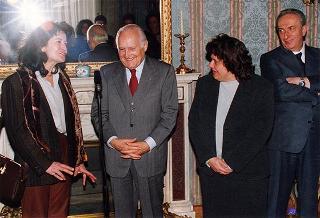 Il Presidente della Repubblica Oscar Luigi Scalfaro riceve in udienza una delegazione di studenti dell'Istituto tecnico commerciale "O. F. Mossotti" di Novara