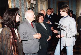 Il Presidente della Repubblica Oscar Luigi Scalfaro riceve in udienza una delegazione di studenti dell'Istituto tecnico commerciale "O. F. Mossotti" di Novara