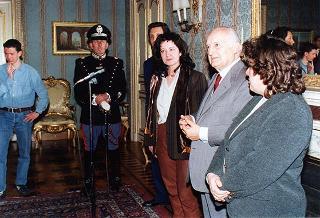 Il Presidente della Repubblica Oscar Luigi Scalfaro riceve in udienza una delegazione di studenti dell'Istituto tecnico commerciale "O. F. Mossotti" di Novara
