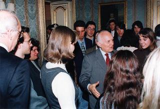 Il Presidente della Repubblica Oscar Luigi Scalfaro riceve in udienza una delegazione di studenti dell'Istituto tecnico commerciale "O. F. Mossotti" di Novara