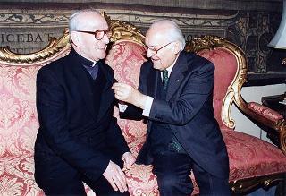 Visita alla città di Firenze. Incontro del Presidente della Repubblica con il parroco della Madonna di Querce di Fucecchio, don Angelo Brunelli, nella ricorrenza del suo 60° di sacerdozio