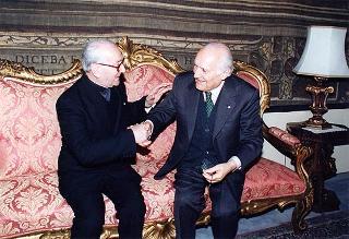 Visita alla città di Firenze. Incontro del Presidente della Repubblica con il parroco della Madonna di Querce di Fucecchio, don Angelo Brunelli, nella ricorrenza del suo 60° di sacerdozio