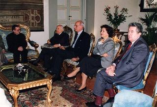 Visita alla città di Firenze. Incontro del Presidente della Repubblica con una rappresentanza di giovani collaboratori della pagina pratese del periodico diocesano "Toscana oggi. La voce"