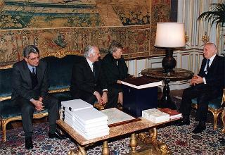 On. prof. Franco Foschi, direttore del Centro nazionale di studi leopardiani, con alcuni esponenti, per presentare la grande edizione dei manoscrtitti dello Zibaldone